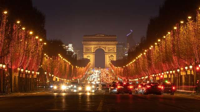 visiter les Champs-Élysées et l’Arc de Triomphe paris France